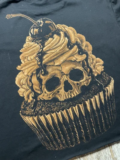 Schwarzes Cropped-T-Shirt aus einem anderen Winkel mit handgestaltetem Totenkopf-Cupcake als Bleach-Art-Motiv