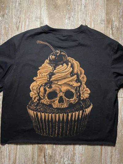 Rückansicht eines schwarzen Cropped-T-Shirts mit handgestaltetem Bleach-Art-Cupcake, Totenkopf, Sahne und Kirsche