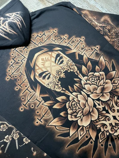 Schräge Rückansicht eines schwarzen Sleep Token Bleach Art Hoodies mit großer Vessel Maske und Gothic Blumenmotiv