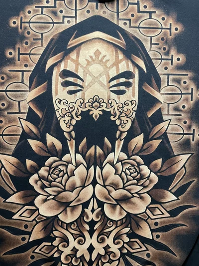 Nahaufnahme der von Vessel inspirierten Maske mit Rosen und detaillierten Bleach Art Schattierungen auf dem Rücken des Hoodies