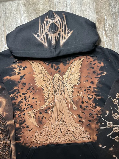 Nahaufnahme des geflügelten Reaper Angel mit Sense im von Take Me Back to Eden inspirierten Vorderseitenmotiv