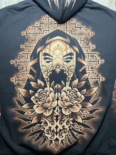 Nähere Ansicht der handgebleichten Vessel Maske und des Rosenmotivs auf der Rückseite eines schwarzen Sleep Token Hoodies