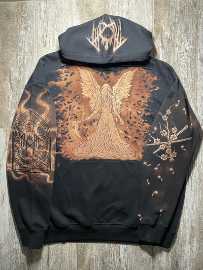 Vorderansicht eines Sleep Token Hoodies mit Reaper Angel Motiv, handgebleichten Ärmeldesigns und Symbol auf der Kapuze