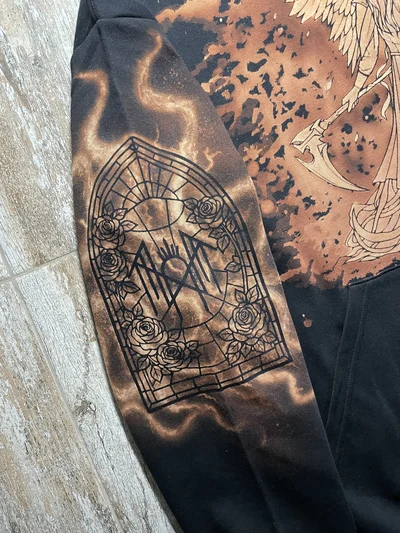 Rechter Ärmel eines Sleep Token Hoodies mit handgebleichten Rosen im Kirchenfensterstil und dem charakteristischen Symbol