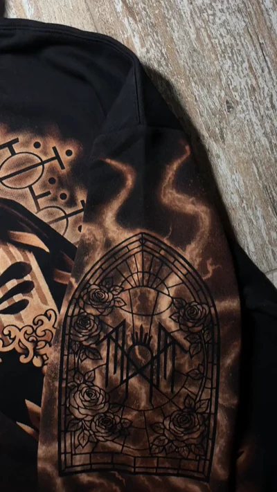 Video eines Sleep Token Hoodies mit Vessel Maskenmotiv auf dem Rücken und handgebleichten Designs auf beiden Ärmeln