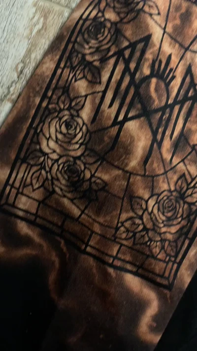 Video des rechten Ärmels mit handgebleichten Rosen im Kirchenfensterstil und einem von Sleep Token inspirierten Symbol