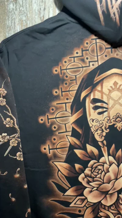 Video mit der vollständigen Rückseite eines schwarzen Sleep Token Bleach Art Hoodies mit großer Vessel Maske und Rosen