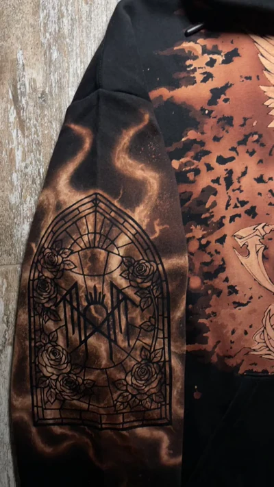 Video des geflügelten Reaper Angel mit Sense auf der Vorderseite eines schwarzen Sleep Token Bleach Art Hoodies