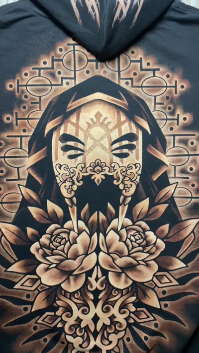 Video des handgebleichten Rückenmotivs eines Sleep Token Hoodies mit Vessel Maske, Rosen und rituellen Symbolen