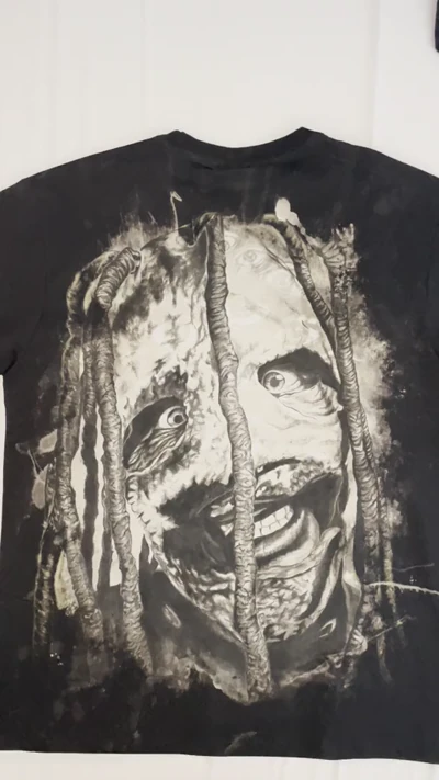 Video showing the hand-painted Corey Taylor portrait on the back of a Slipknot bleach art T-shirt