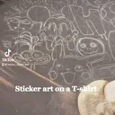Kunstprozess-Video zur Entstehung einer Sticker-Collage-Bleach-Art-Illustration auf einem T-Shirt