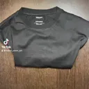 Bewegtes Video eines Sticker-Collage-Bleach-Art-T-Shirts im Streetwear-Styling