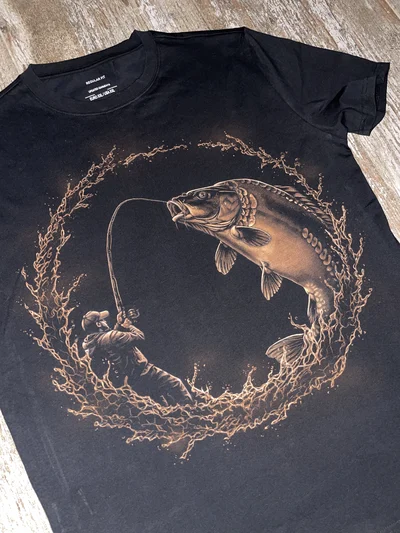 Angler T-Shirt mit detailreichem Spiegelkarpfen und dynamischen Wasserspritzern