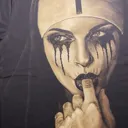 Video mit dem handbemalten Bleach-Art-Nonnenmotiv auf der Rückseite des T-Shirts