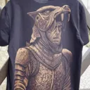 Video der Vorderseite eines T-Shirts mit Helen Oben Art Logo und Fantasy-Schriftzug