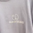 Video der Vorderseite eines T-Shirts mit Helen Oben Art Logo und Fantasy-Schriftzug