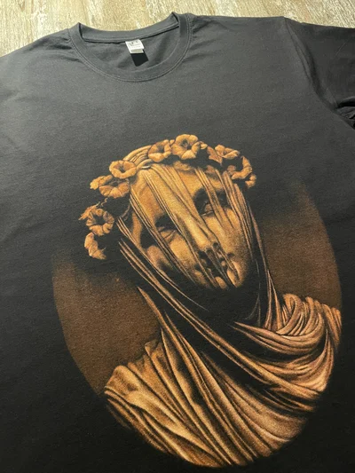 Nahaufnahme des handbemalten Veiled Vestal Virgin Bleach Art Motivs auf schwarzem T-Shirt