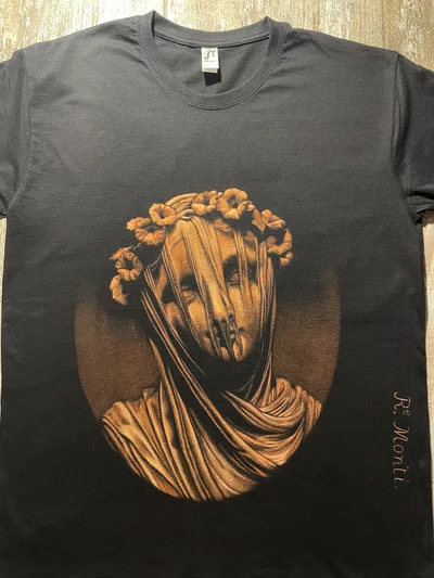 Handbemaltes Veiled Vestal Virgin Bleach Art Shirt mit Marmorstatue Motiv Nahaufnahme auf schwarzem T-Shirt