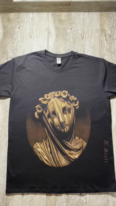 Veiled Vestal Virgin Bleach Art T-Shirt inspiriert von der Rafaelle Monti Marmorstatue in Gesamtansicht und Nahaufnahme