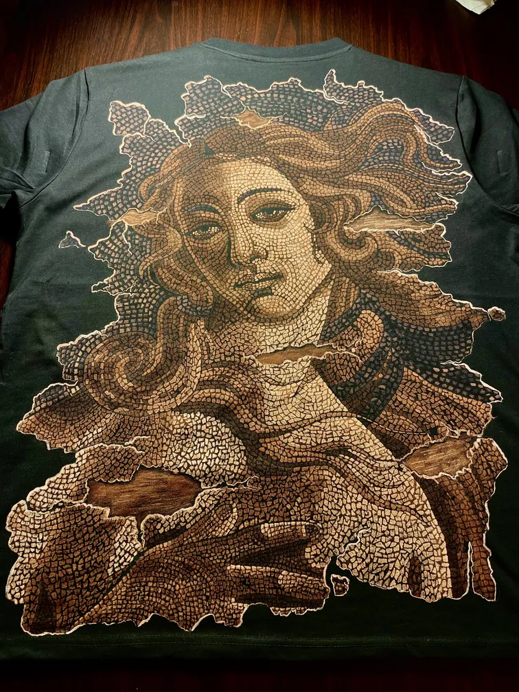 Venus-de-Milo-Mosaik-Bleach-Art-Illustration auf der Rückseite eines schwarzen T-Shirts