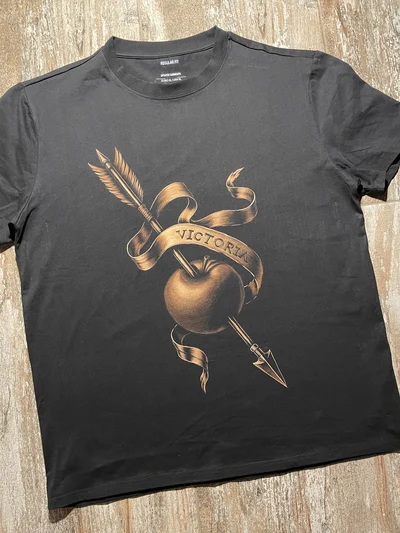 Seitliche Ansicht des Frontdesigns mit Apfel und Pfeil auf handbemaltem Shirt