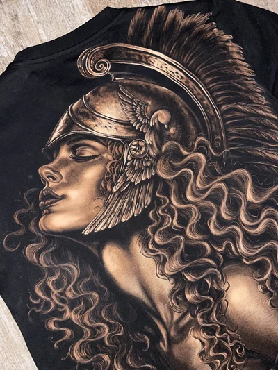 Detailaufnahme der handgemalten Kriegerin auf schwarzem Bleach Art T-Shirt