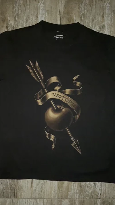 Nahaufnahme Video des Pfeil und Apfel Motivs auf Warrior Queen T-Shirt