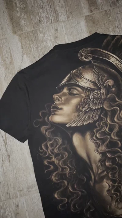 Nahaufnahme Video der Warrior Queen Bleach Art Details auf schwarzem Shirt