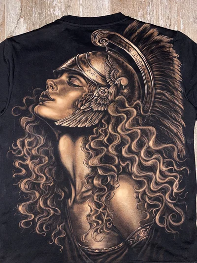 Nahaufnahme des Warrior Queen Bleach Art Designs mit Helm und lockigen Haaren