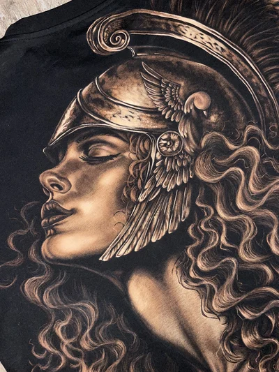 Extreme Nahaufnahme des Gesichts und Helms der Warrior Queen auf handbemaltem Shirt