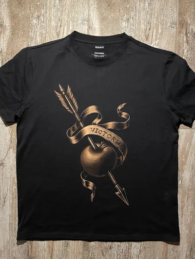 Vorderseite des Bleach Art T-Shirts mit Pfeil, Apfel und Victoria Schriftzug
