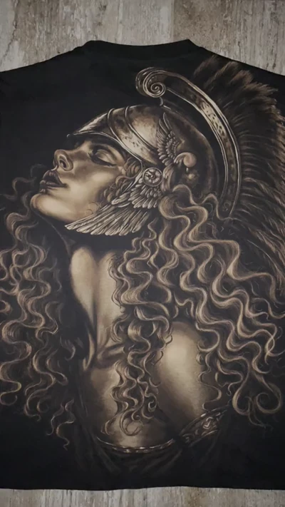 Video des Warrior Queen Bleach Art Rückenmotivs auf schwarzem Baumwollshirt