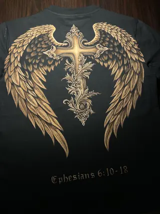 Handbemaltes Winged Cross Bleach Shirt mit symbolischem Cross Design auf schwarzem Baumwoll T-Shirt