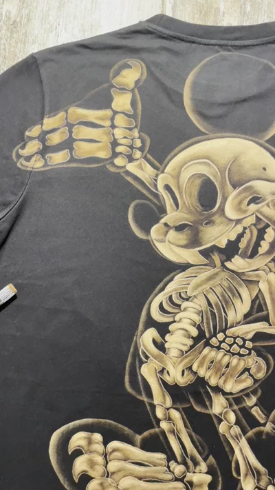 Handbemalte Shirts Ideen – Bleach Art Video mit Mickey Mouse Skelett auf schwarzem T-Shirt