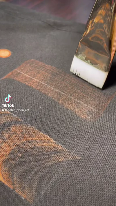 Bleach Kalligrafie auf Stoff – Handlettering auf schwarzer Kleidung