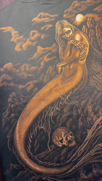 Dunkle Meerjungfrau Bleach Art auf schwarzem T-Shirt – gotisches Ozean Design