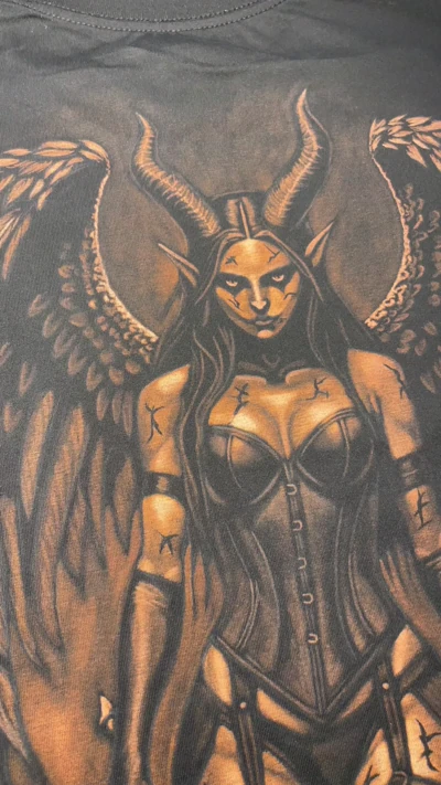 Dämonenkrieger Bleach Art auf schwarzem T-Shirt – dunkles Fantasy Design