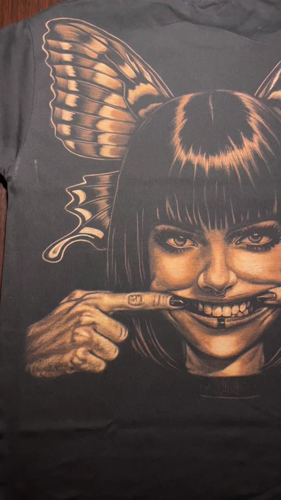 Verzerrtes Lächeln Bleach Art auf schwarzem T-Shirt – dunkles abstraktes Design