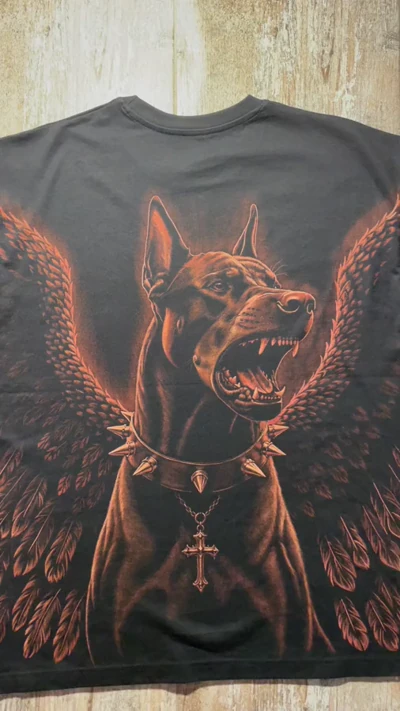 Dobermann-T-Shirt im Video mit Engelsflügeln und Stachelhalsband