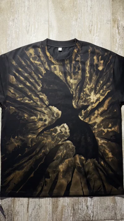 Drachen-T-Shirt im Video mit handgemalter Drachensilhouette