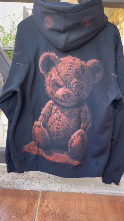 Böser Teddybär Bleach Art auf schwarzem Hoodie – dark cute Design