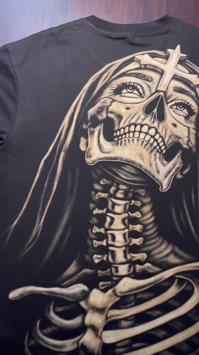 Gothische Nonne Skelett Bleach Art auf schwarzem T-Shirt – dunkles Design