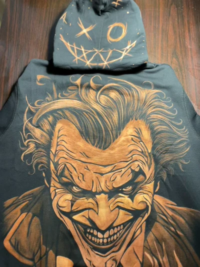 Joker Bleach Art auf schwarzem Hoodie – dunkles Schurken Design