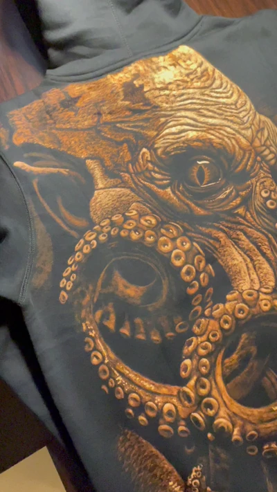 Kraken Bleach Art auf schwarzem Hoodie – Seeungeheuer Design