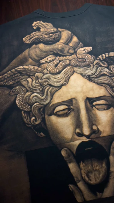 Medusa Gorgo Bleach Art auf schwarzem T-Shirt – mythologisches Porträt Design