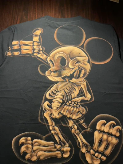 Mickey Mouse Skelett Bleach Art auf schwarzem T-Shirt – dunkles Cartoon Design