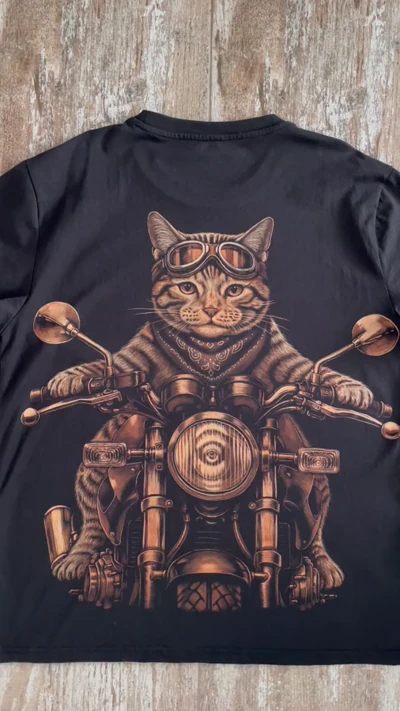 Biker Katze T-Shirt mit Honda Motorrad Motiv – Handgemaltes Katzen T Shirt