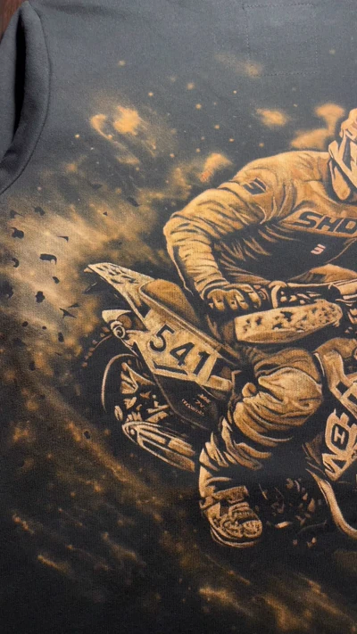 Motorradrennen Bleach Art auf schwarzem Hoodie – dynamisches Action Design