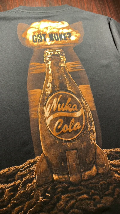 Nuka Cola Bleach Art auf schwarzem T-Shirt – Fallout inspiriertes Design