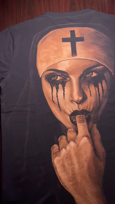 Nonne Bleach Art auf schwarzem T-Shirt – provokatives Gothic Design